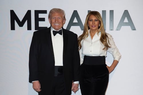 Melania usa felicitación a Trump para promocionar su documental, que no logró levantar