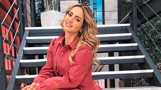 En redes sociales se difundió una fotografía en la que se evidenció a la presentadora del programa ‘Hoy’ Andrea Legarreta mostrar de más.