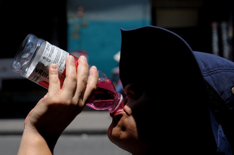 Ante las altas temperaturas que se han registrado en la capital, millones de capitalinos utilizan sombrillas, gorras y cualquier objeto que los proteja del sol.