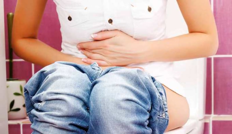 El estreñimiento se produce debido a que los desechos o las heces se mueven con demasiada lentitud.