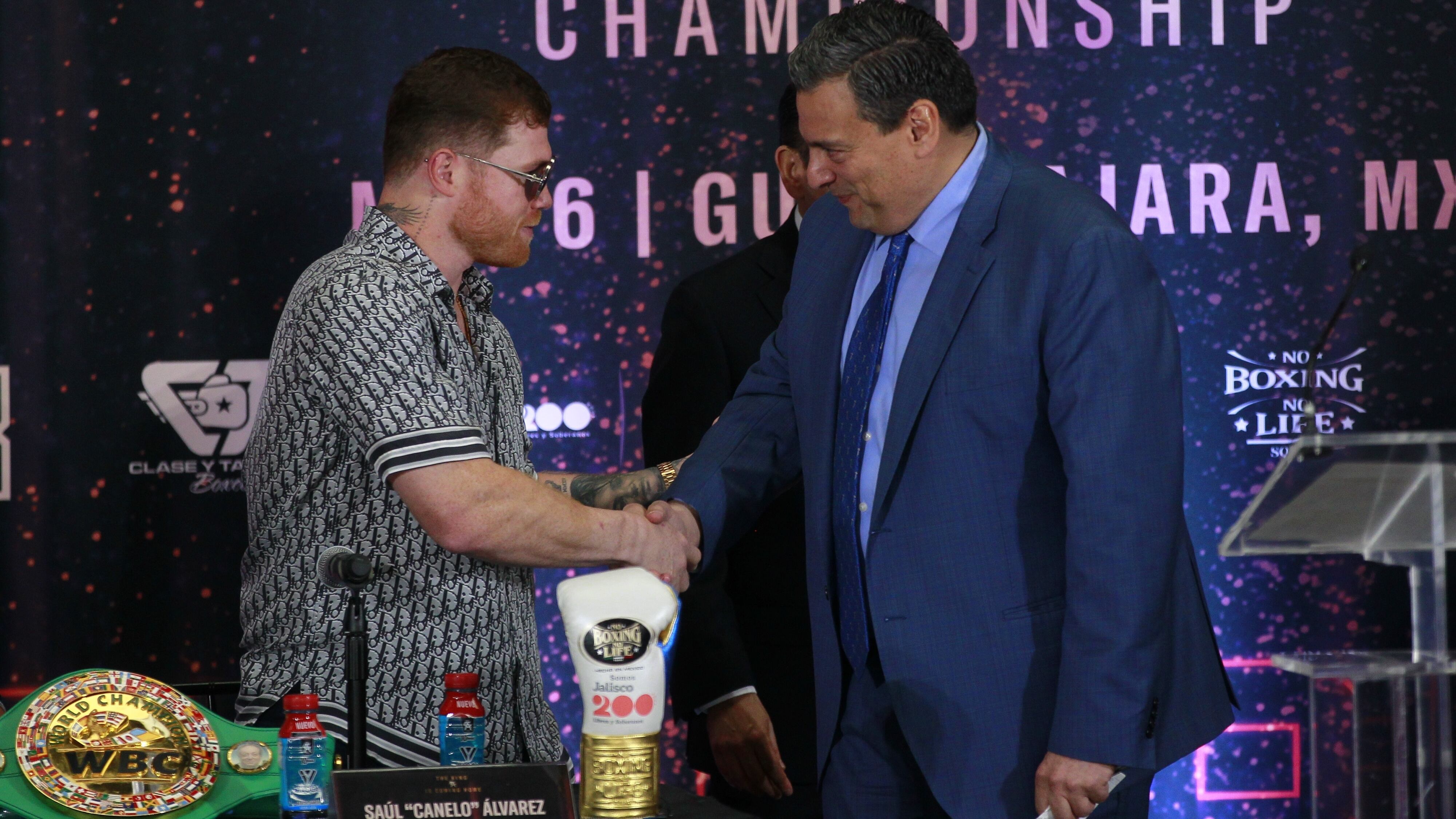Canelo Álvarez junto a Mauricio Sulaimán