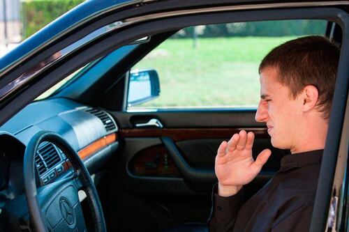 ¿Por qué tu auto huele a gasolina cada vez que lo prendes?