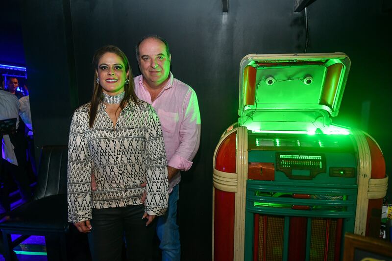 La espera terminó, ‘Neón Discoteque’ abrió sus puertas para transportar al público a una experiencia retro llena de nostalgia, en compañía de música de la década de los 70’s, 80’s y 90’s.