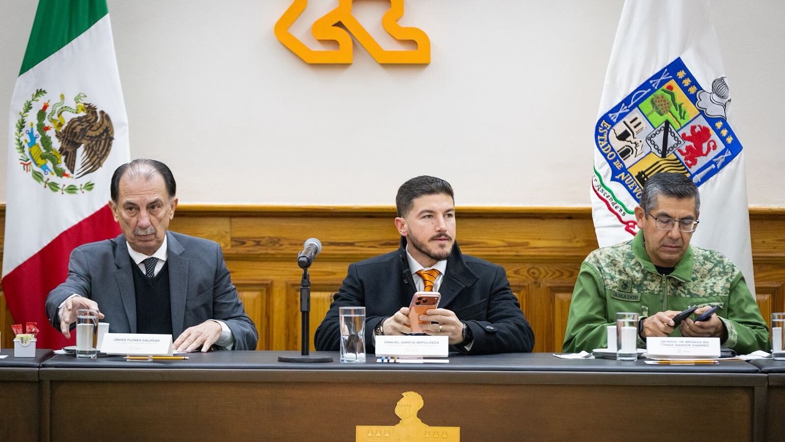 La Mesa de Construcción de Paz, realizada en el Palacio de Gobierno del Estado, está integrada por las corporaciones de seguridad de los municipios metropolitanos y los titulares y delegados en Nuevo León.