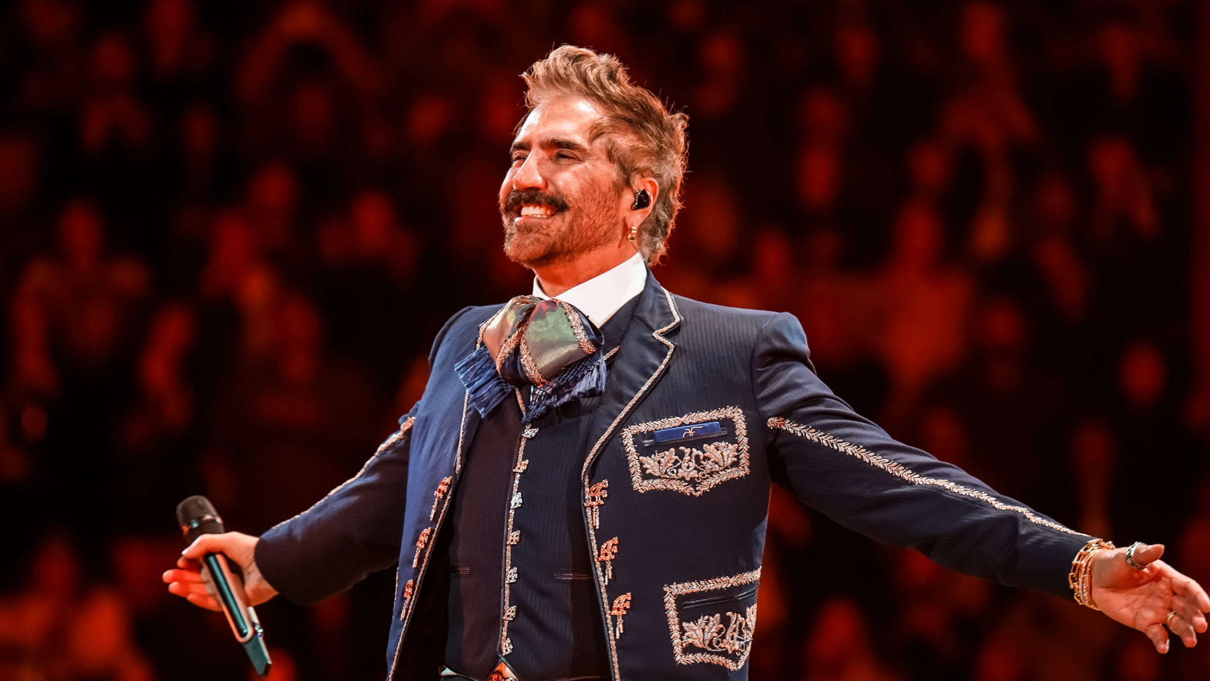 El cantante utiliza trajes de charro con un toque moderno.