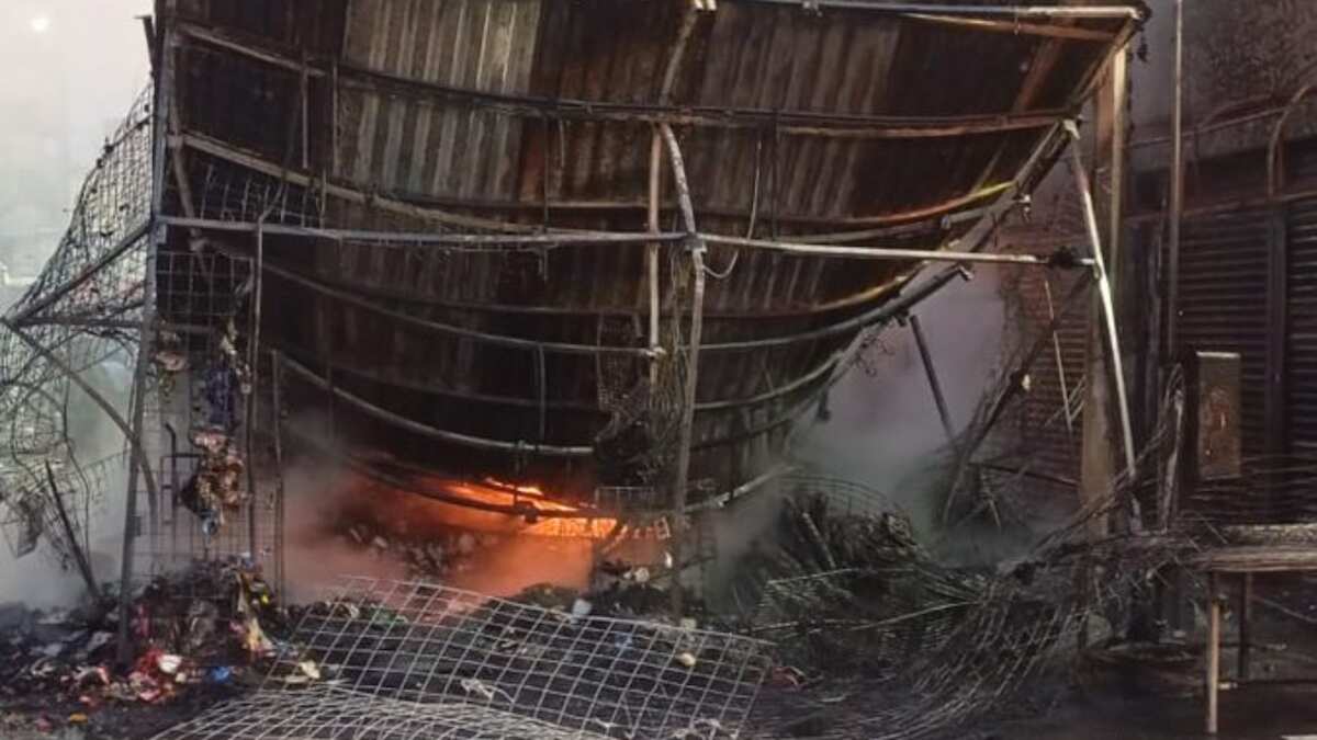 Las llamas comenzaron en un puesto dedicado a la comercialización de plásticos. (Especial)