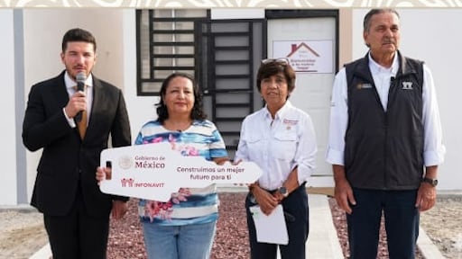 El gobernador entregó casas acompañados de funcionarios federales.
