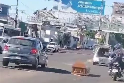 Ataúd sale disparado de una carroza fúnebre en Culiacán
