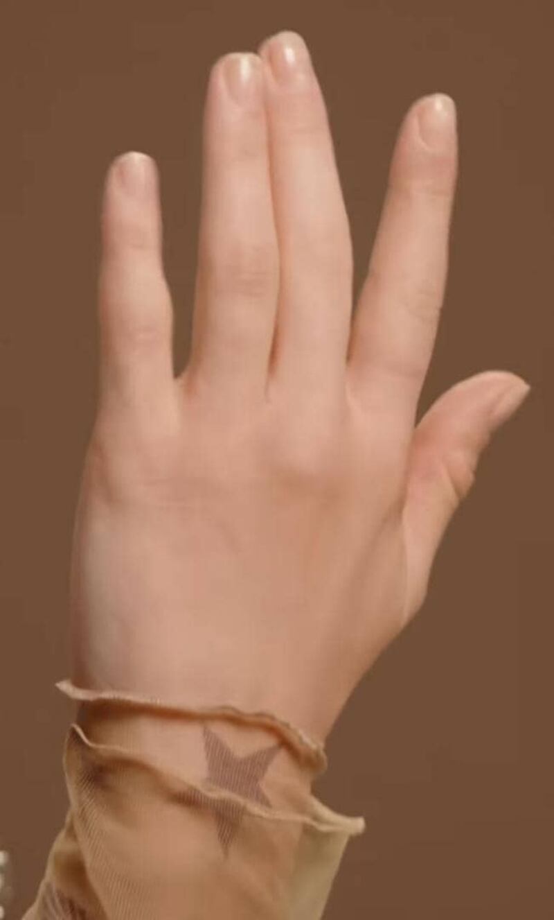 “Me encantan sus uñas”:  Shakira da clase de estilo en su faceta de modelo