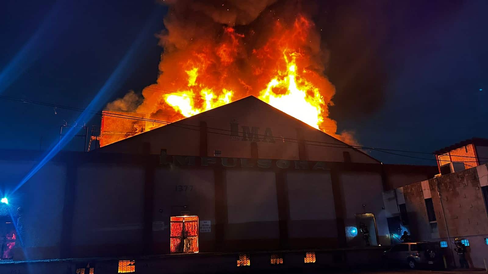 Las llamas y el humo fueron vistos desde varios kilómetros a la redonda.