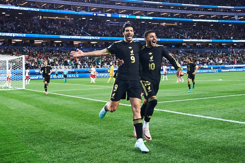 Raúl Jiménez y Alexis Vega viven un gran momento.