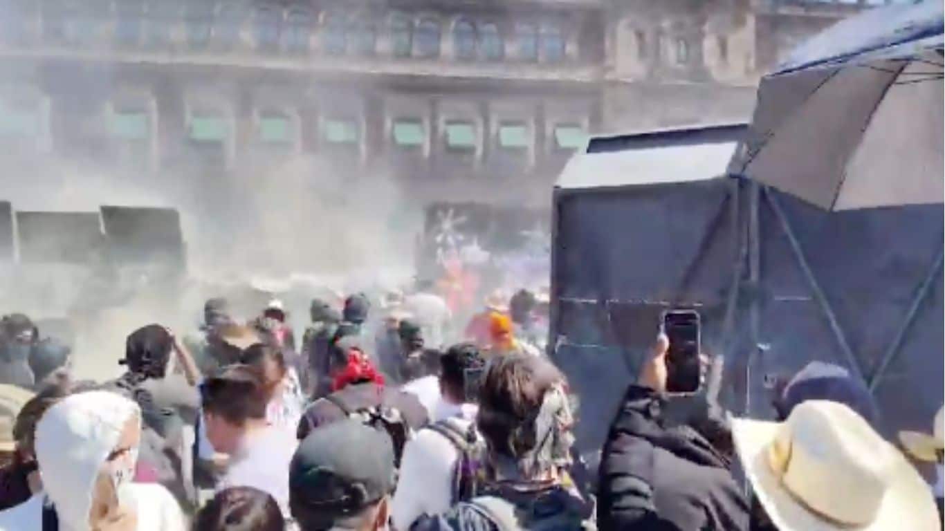 Derriban vallas de Palacio Nacional