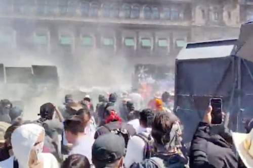 Marcha de la Generación Z: Enfrentamiento directo entre policías y encapuchados; derriban vallas de Palacio Nacional