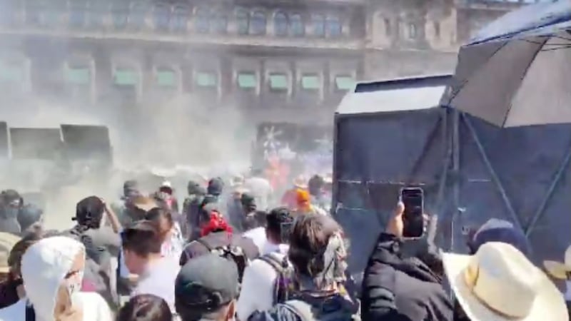 Marcha de la Generación Z: Enfrentamiento directo entre policías y encapuchados; derriban vallas de Palacio Nacional