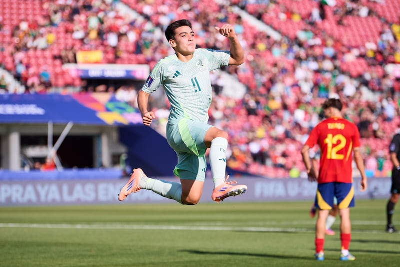 Gilberto Mora se lució con golazo ante España.