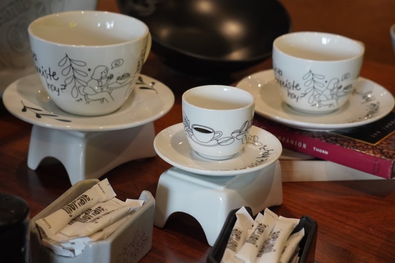 A través de una vajilla intervenida por la artista visual Cecilia Maafs, Giornale redefine el acto de comer como una pausa consciente donde el diseño, el bienestar y la emoción dialogan con la gastronomía