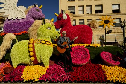 Pasadena le da la bienvenida al año nuevo con su tradicional Desfile de las Rosas.