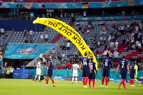 Paracaidista estuvo cerca de provocar una tragedia en la Euro 2020