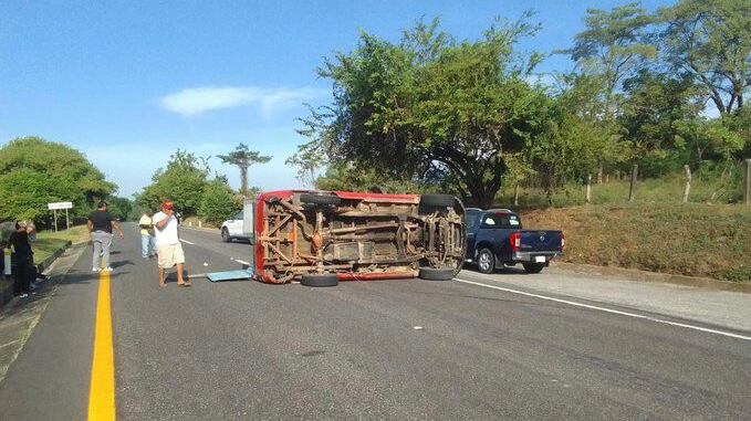 Camioneta que transportaba migrantes chinos deja 18 lesionados tras volcadura