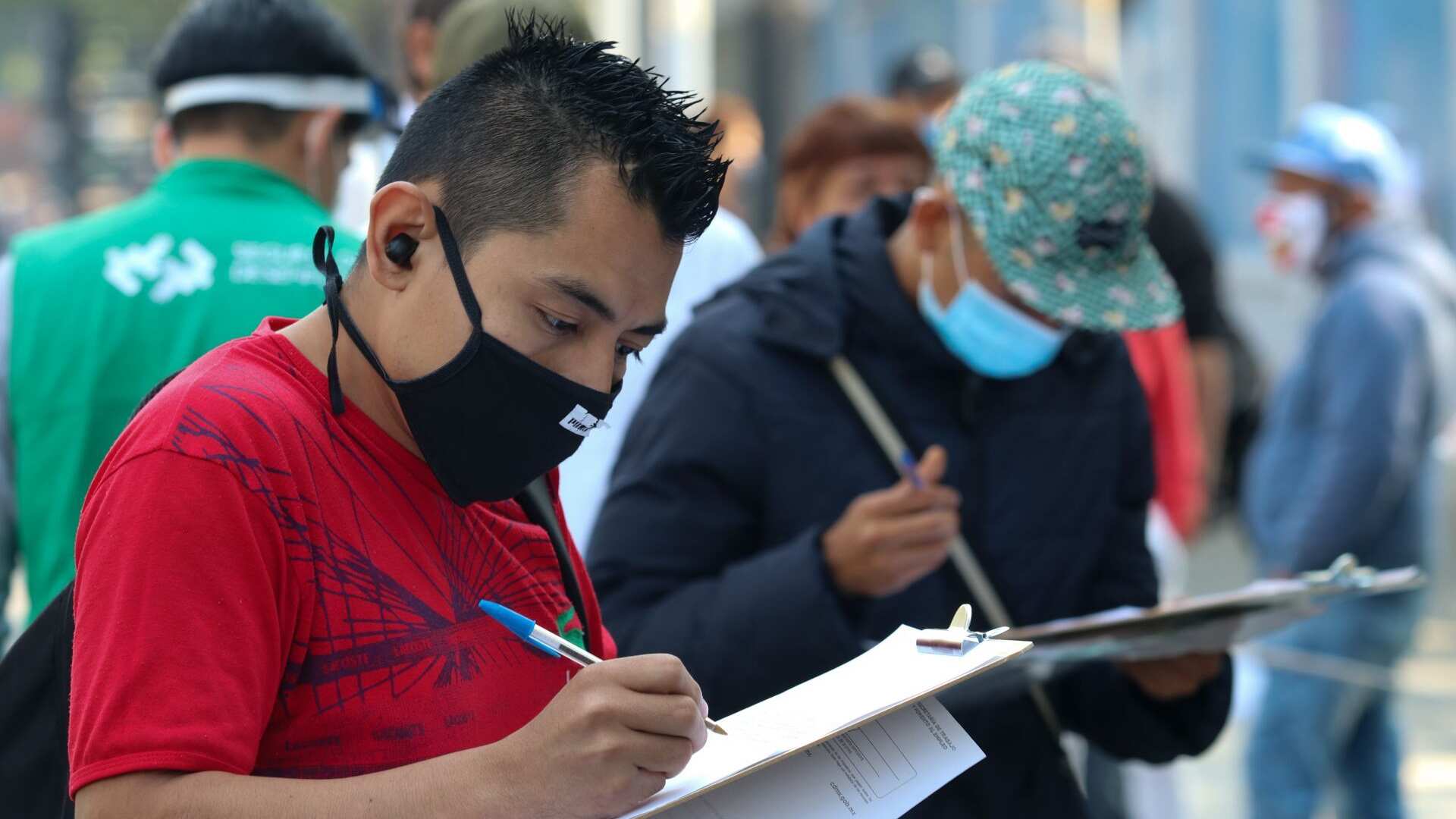 Las cifras que muestra la economía son positivas, pero apenas alcanzarán para cubrir 50% de la demanda de empleo y para sacudirse una recesión, señalaron los analistas.