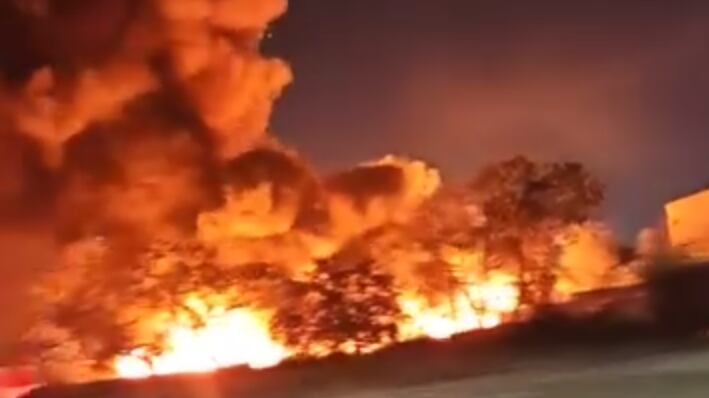 Las llamas alcanzaron un nivel considerable y sorprendieron a los transeúntes.