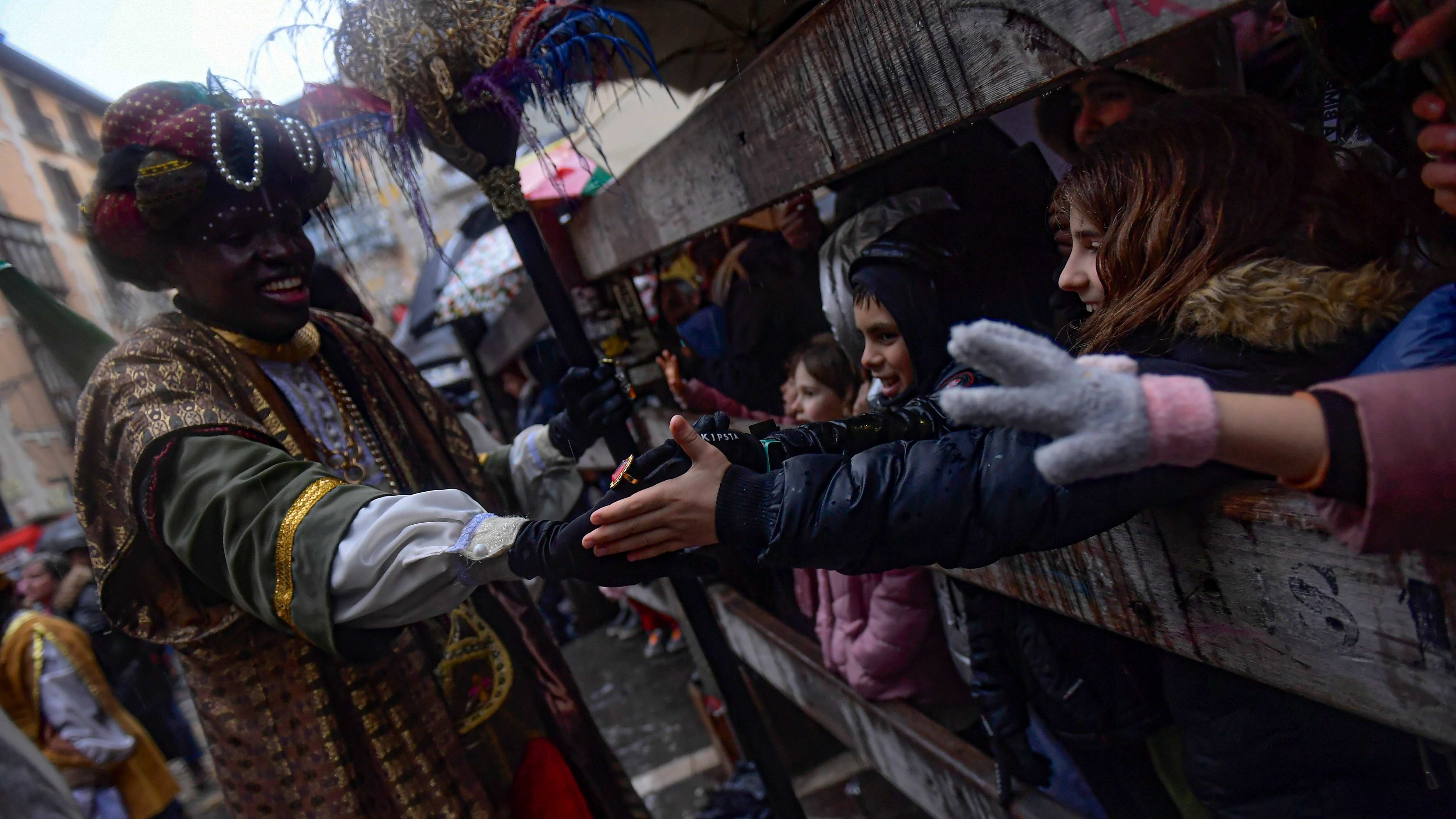Uno de los gestos de los Reyes Magos a la gente durante la Cabalgata Los Reyes Magos el día antes de la Epifanía, en Pamplona, norte de España, el viernes 5 de enero de 2024. El desfile simboliza la llegada de los Reyes Magos a Belén tras el nacimiento de Jesús, marcado en España y muchos países latinoamericanos. (Foto AP/Álvaro Barrientos)