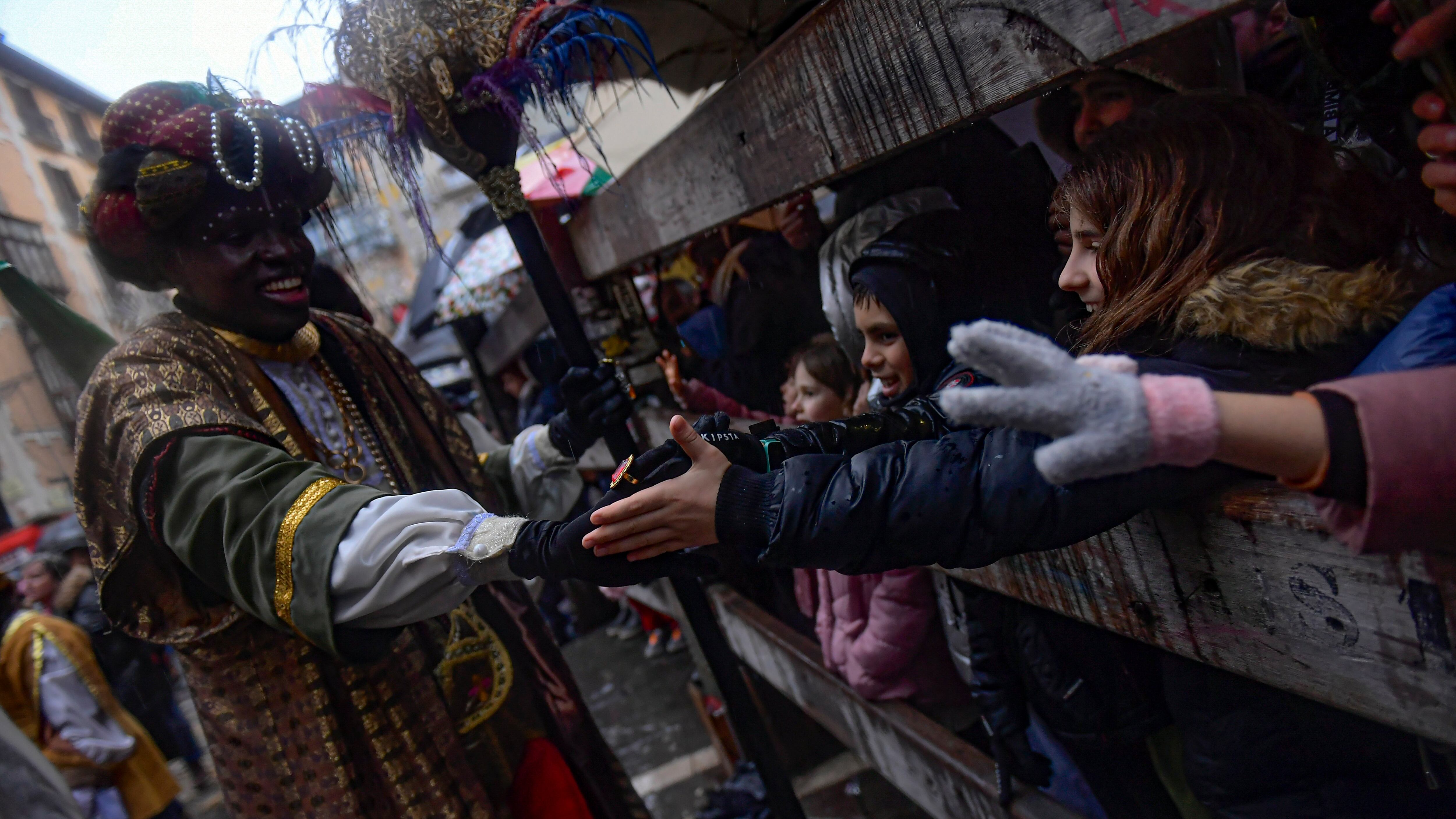 Uno de los gestos de los Reyes Magos a la gente durante la Cabalgata Los Reyes Magos el día antes de la Epifanía, en Pamplona, norte de España, el viernes 5 de enero de 2024. El desfile simboliza la llegada de los Reyes Magos a Belén tras el nacimiento de Jesús, marcado en España y muchos países latinoamericanos. (Foto AP/Álvaro Barrientos)
