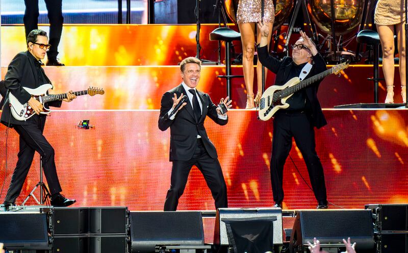 Luis Miguel brilla ante un abarrotado Santiago Bernabéu