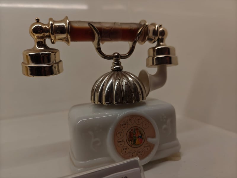 La nueva muestra del Museo del Perfume (MUPE) rinde homenaje a más de un siglo de historia de Avon, revelando cómo sus fragancias han marcado generaciones, empoderado a mujeres y dejado huella en la memoria colectiva