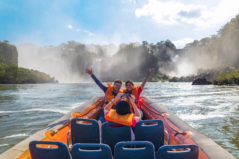Te contamos cómo llegar a las Cataratas de Iguazú y cuáles son las experiencias imperdibles para aprovechar al máximo una escapada corta llena de naturaleza y emoción