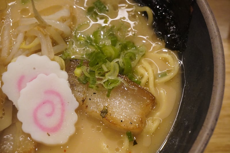 Con una inspiración profundamente oriental, el establecimiento logra crear una experiencia auténtica que se amplifica por sus platillos tradicionales que te harán querer probarlos todos