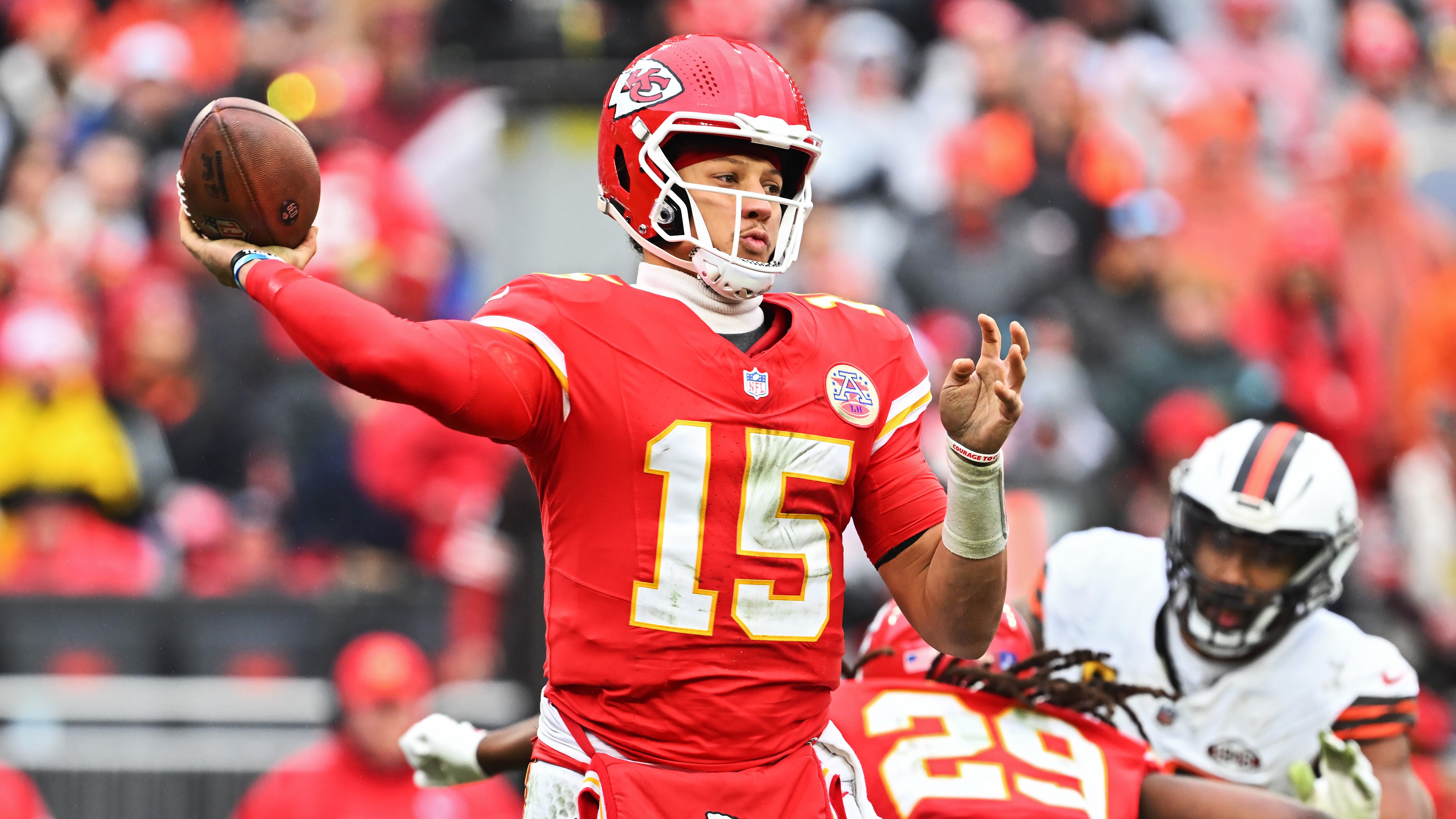 Patrick Mahomes conectó dos pases de touchdown, aunque salió lesionado en el último cuarto.