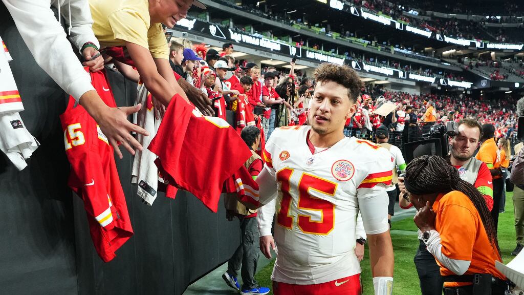 Patrick Mahomes durante el juego contra Raiders.