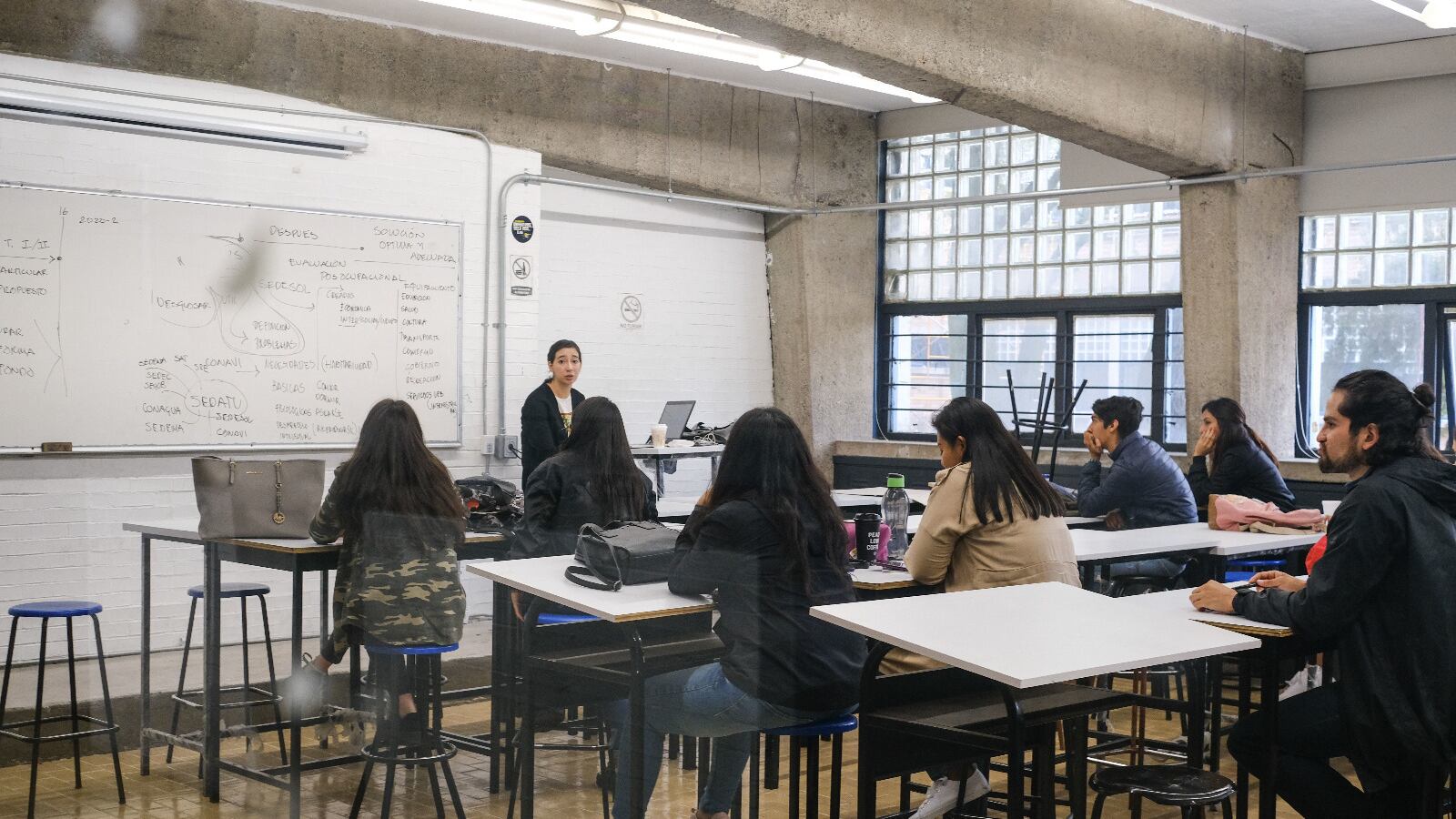 Los mexicanos con primaria no ganan ni un salario mínimo; con licenciatura el ingreso promedio va de 11 mil a 16 mil pesos mensuales.