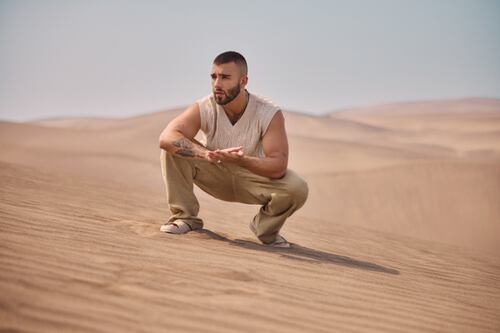 Manuel Turizo combina su estilo urbano en su nueva colección de prendas