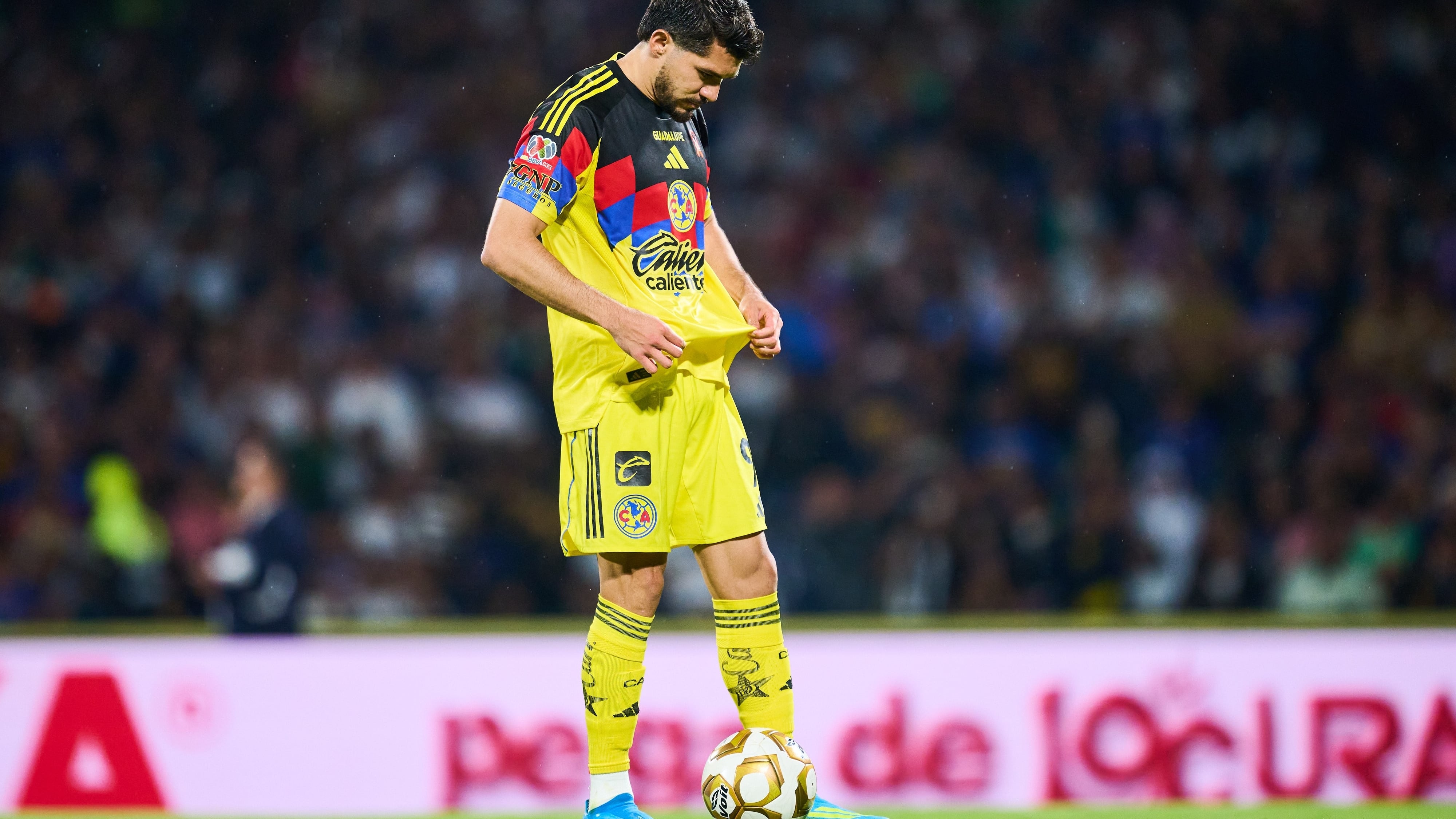Henry Martín falló penal decisivo ante Pumas.