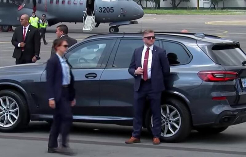 Antony Blinken: 20 vehículos custodiaron al secretario de Gobierno de EU