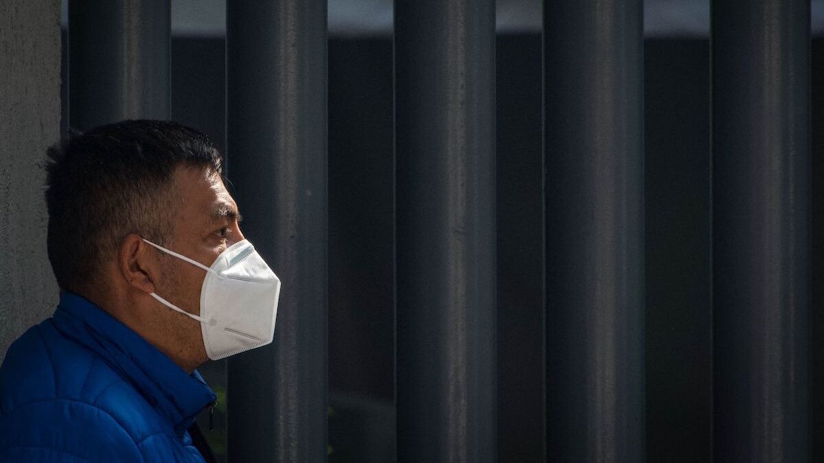 Especialistas han urgido a retomar el uso de cubrebocas para evitar la transmisión de la enfermedad. (Cuartoscuro)