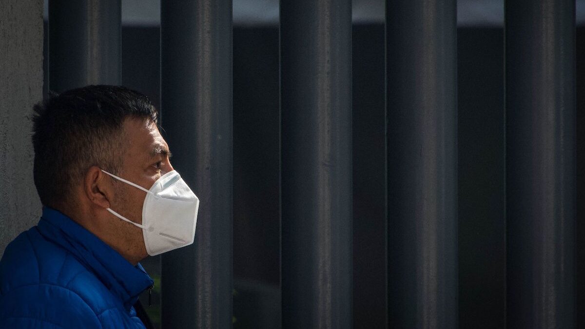 Especialistas han urgido a retomar el uso de cubrebocas para evitar la transmisión de la enfermedad. (Cuartoscuro)