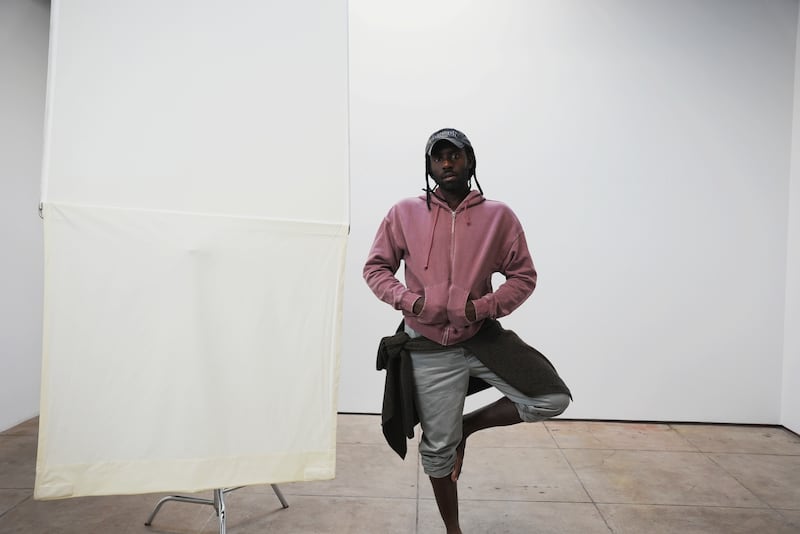 Inspirada en la contradicción entre grunge y preppy, la colección combina siluetas relajadas y detalles pulidos en una narrativa visual honesta, instintiva y profundamente personal