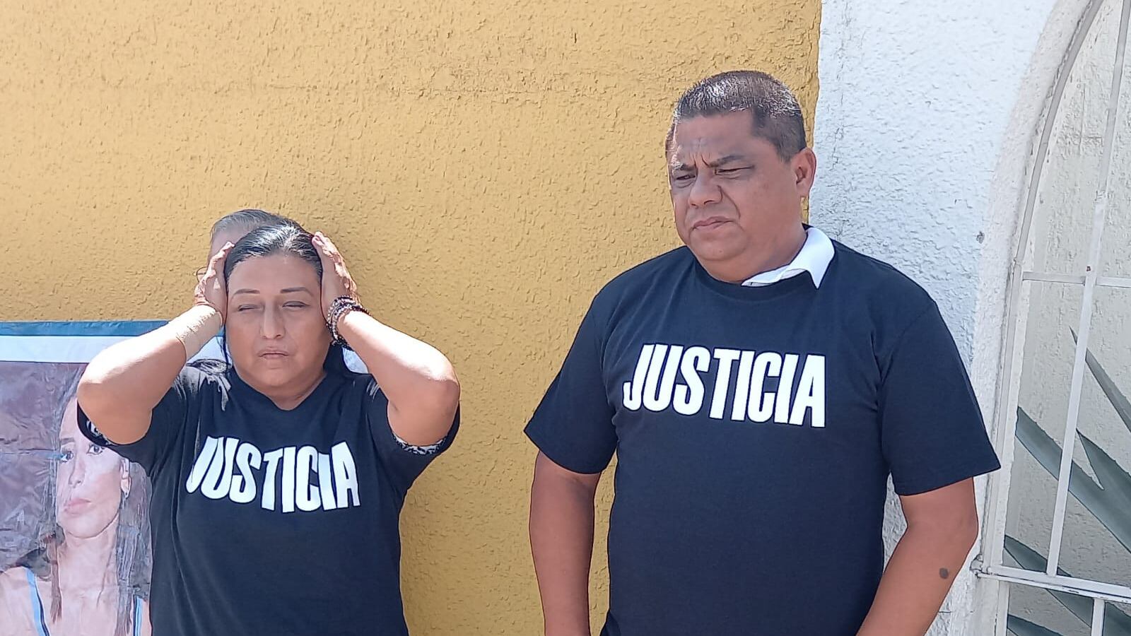 Los papás de Debanhi van dos o tres veces al mes a llevar ofrendas.