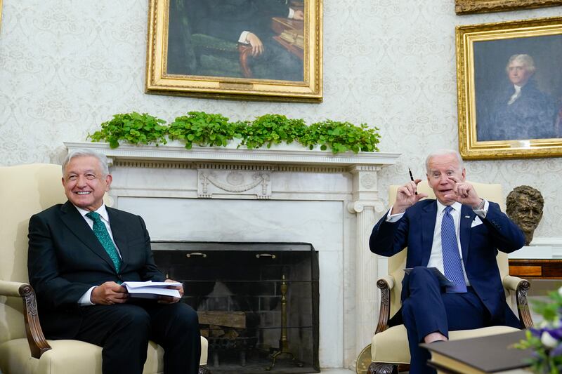 El presidente Joe Biden comenta sobre un periodista de México que sostenía un teléfono celular durante mucho tiempo para grabar la reunión de Biden con el presidente mexicano Andrés Manuel López Obrador en la Oficina Oval de la Casa Blanca en Washington, el martes 12 de julio de 2022. (AP Photo/Susan Walsh)