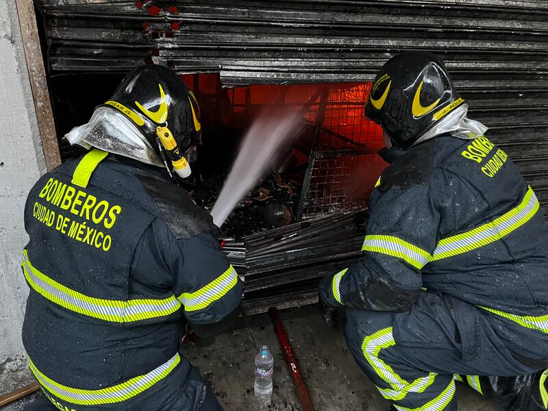 Fiscalía de la CDMX investiga incendio de Plaza Oasis en colonia Centro