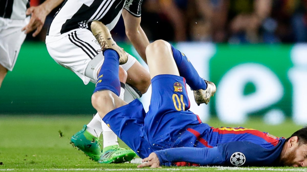 El goleador argentino tuvo que abandonar la cancha para ser atendido|AP