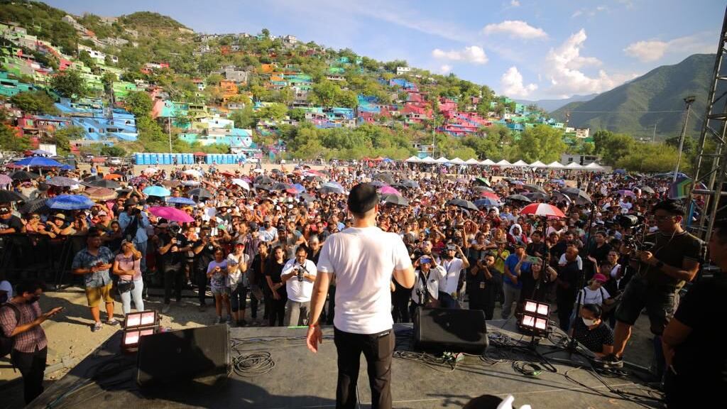 El Presidente Municipal, Luis Donaldo Colosio entregó el primero donativo de 400 mil pesos a la Asociación que creó el artista regiomontano