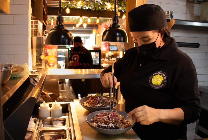 Disfruta de un ambiente cálido, salsas artesanales y chilaquiles todo el día