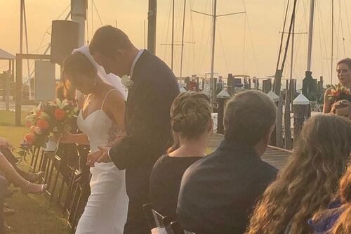 Gimnasta Samantha Cerio cumple ilusión de caminar al altar en su boda