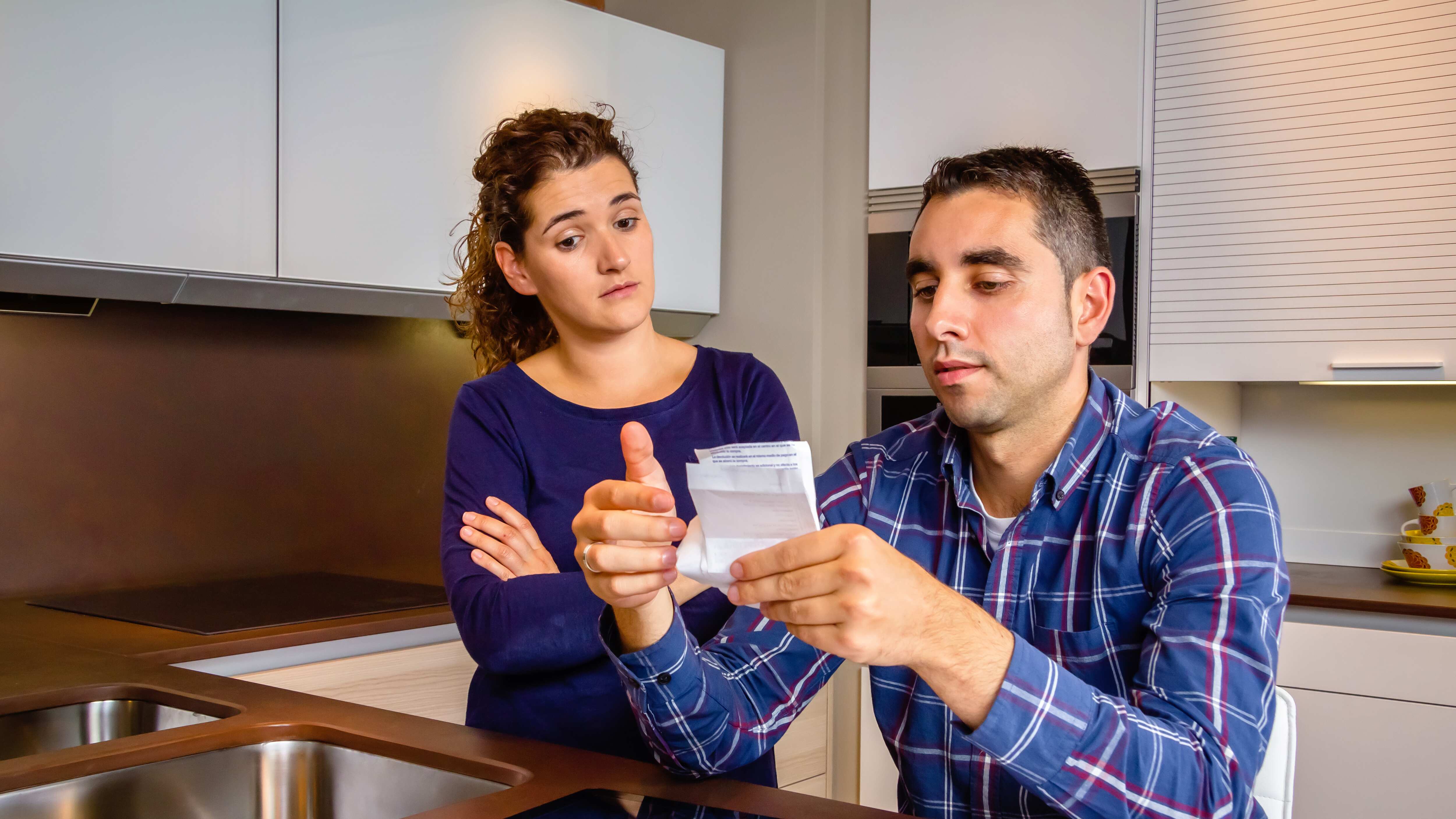 Mide y evalúa la gravedad de tus adeudos; pon en marcha un plan de pagos, no pidas más y no te angusties si no te alcanza el dinero, recomiendan especialistas.