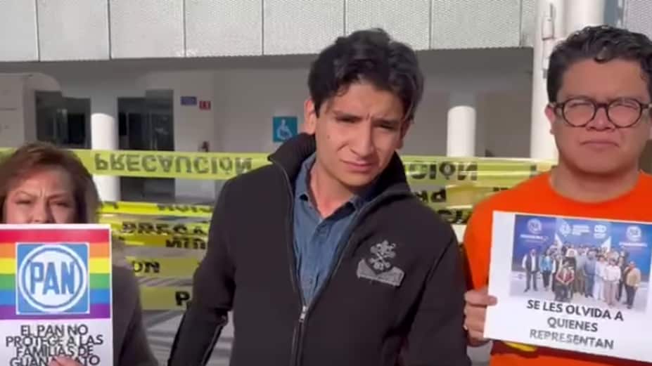 jovenes del FNF protestaron frente a PAN en Guanajuato.