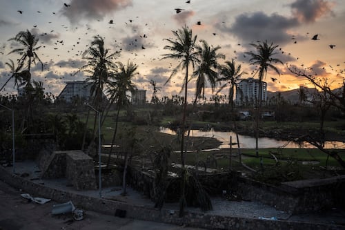 Turistas llegan a cuentagotas a Acapulco mientras avanza reconstrucción tras Otis